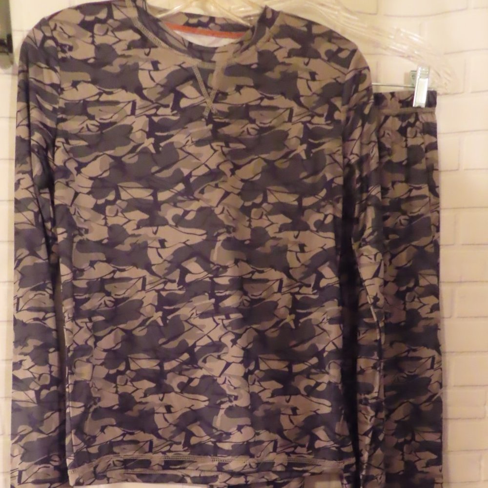 Climatesmart Size XL  Camo Print Pajamas Set long Sleeved Top Pants
